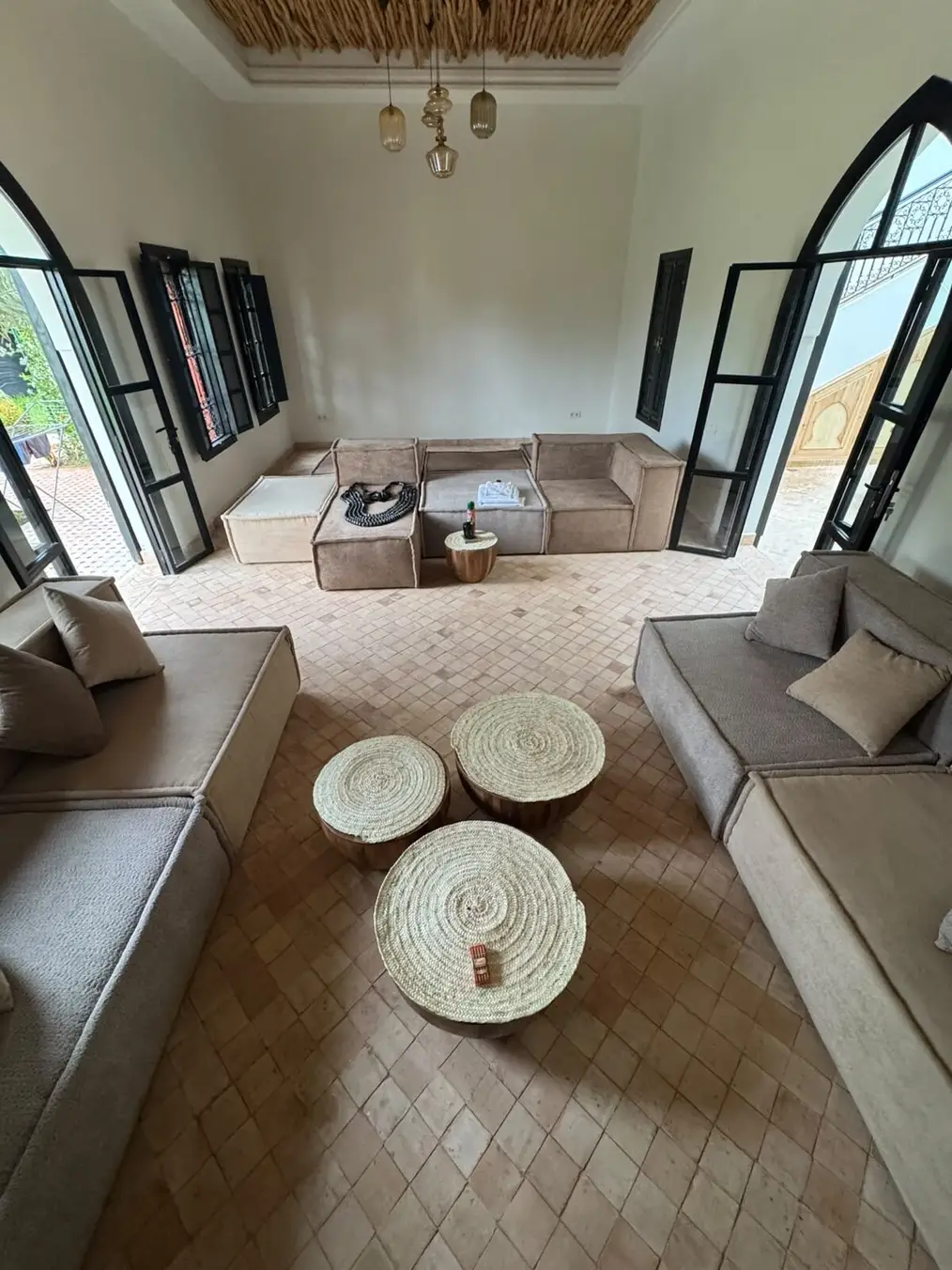 Salon marocain et tables basses